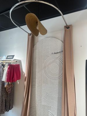 une photo d'une chambre avec un lit sur lequel est posé un chapeau