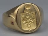 une image représentant une bague-sceau en or ornée d'un blason