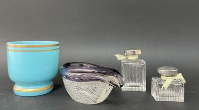 trois vases en verre et un vase bleu posés sur une table