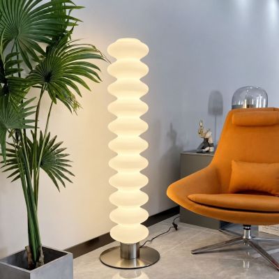 une lampe posée sur une table à côté d'une chaise