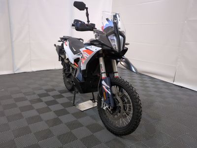 une moto garée sur un sol en damier