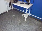 un bureau blanc sur lequel sont posés deux écrans d'ordinateur