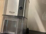 un mixeur posé sur un comptoir