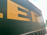 un grand panneau vert et jaune sur le flanc d'un train