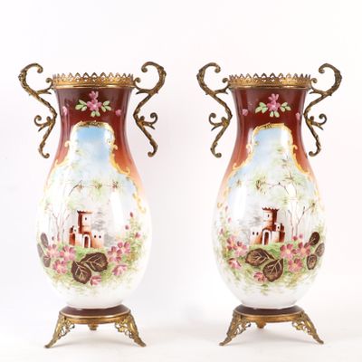 paire de vases décorés de motifs peints à la main, posés sur un socle