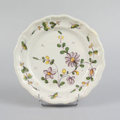 vue du dessous d'une assiette décorée de fleurs et de feuilles peintes