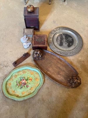 Il y a beaucoup d'objets anciens posés par terre dans cette pièce