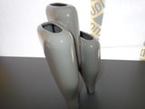 trois vases posés sur une table