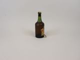 une bouteille de bière posée sur une table