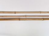 trois baguettes en bambou avec un manche rouge sur fond blanc