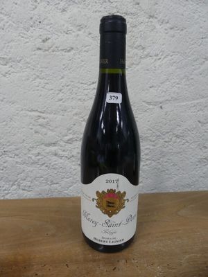 une bouteille de vin posée sur une table
