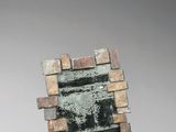 une sculpture représentant un mur de briques, réalisée à partir de briques