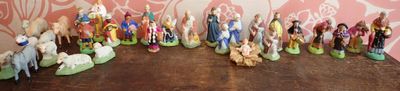 de nombreuses figurines de différentes tailles et couleurs posées sur une table