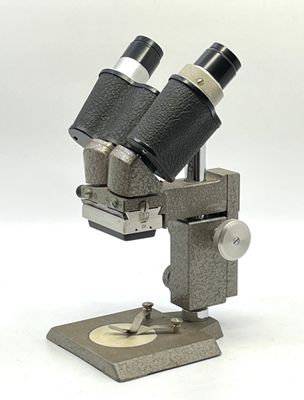 BBT KRAUSS, France. Stéréomicroscope en métal.