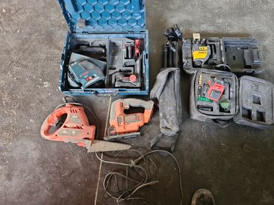 de nombreux outils posés sur le sol les uns à côté des autres