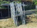 un tas de tiges de bambou au milieu d'un champ