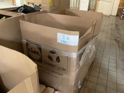 de nombreux cartons posés sur le sol de la pièce