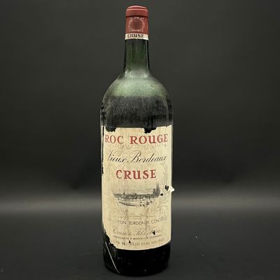 une bouteille de vin posée sur une table