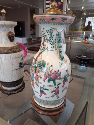deux vases posés sur une table en verre dans une pièce