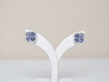 paire de boucles d'oreilles en saphir de Tanzanie et diamants, montées sur un support blanc