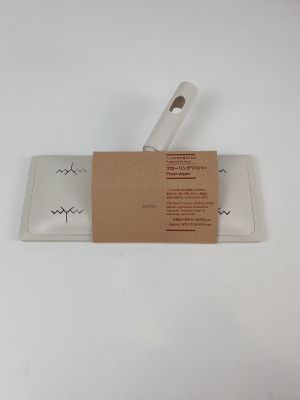 une assiette blanche sur laquelle est posée une étiquette marron