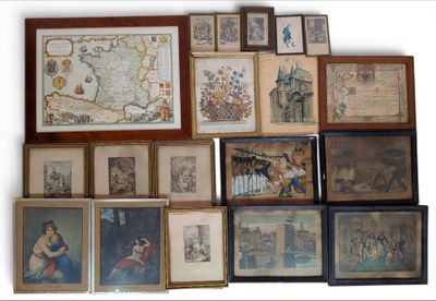 beaucoup de photos encadrées sur le mur de cette pièce