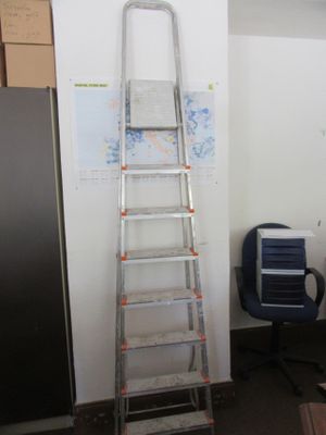 une échelle adossée au mur d'une pièce