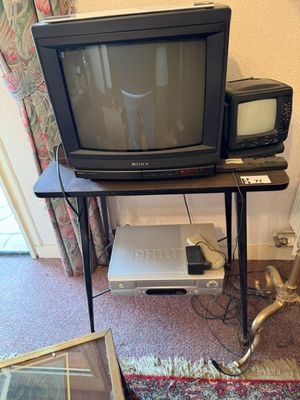 Ensemble comprenant table d'appoint, télé, lecteur cassette …
