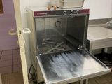 une photo d'une cuisine professionnelle équipée d'un évier en inox
