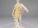 une figurine représentant une femme tenant une raquette de tennis