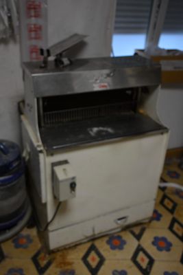 une machine posée sur le sol de la cuisine