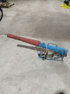 une batte de baseball posée par terre