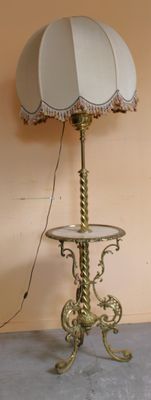 une petite table sur laquelle est posée une lampe