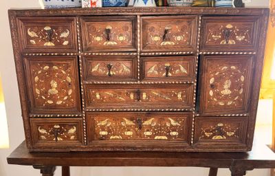 une armoire en bois surmontée de nombreux tiroirs