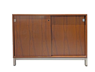 le buffet est en bois et comporte une porte coulissante