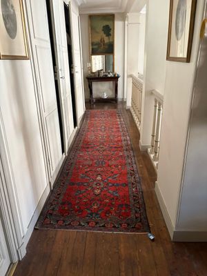 un long couloir avec un tapis rouge au sol