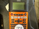 une calculatrice posée sur un étui noir