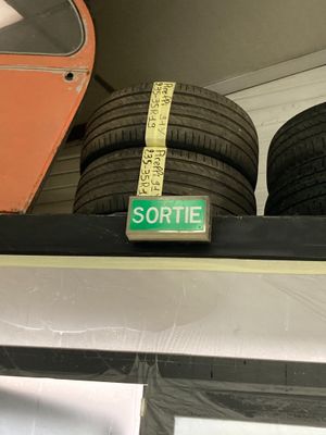 une étagère sur laquelle sont empilés de nombreux pneus