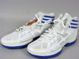 Chaussures de basket adidas avec des rayures bleues et blanches sur la semelle