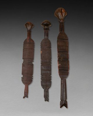 NIGER. Trois PIQUETS de TENTE à décor de motifs géométriques… - Photo 1