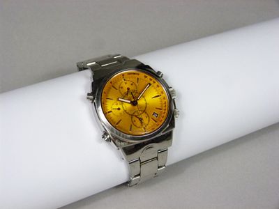 une montre posée sur une serviette de table, sur une table