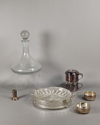 beaucoup d'objets en argent et en verre sur la table