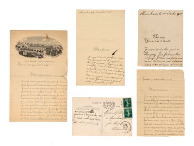 Plusieurs vieilles lettres et enveloppes sont exposées sur une surface blanche
