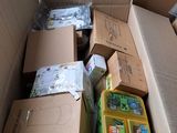 une boîte en carton remplie d'objets hétéroclites