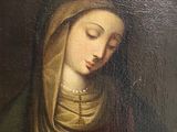 un tableau représentant une femme tenant un chapelet à la main