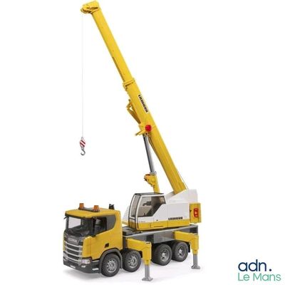 une grue jaune attelée à un camion jaune