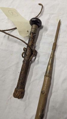 Makila, fût en néflier scarifié (fendu), dard de 100 mm sous…