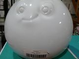 une boule blanche avec des yeux, posée sur une boîte