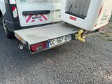 un camion blanc avec une remorque attelée à l'arrière