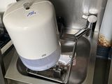 évier en acier inoxydable surmonté d'un distributeur d'eau